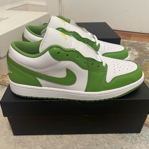 BIN Men’s Size 10 (Euro Sz 44) Air Jordan 1 Low SE Sneakers In White/Chlorophyll - Picture 7 of 16